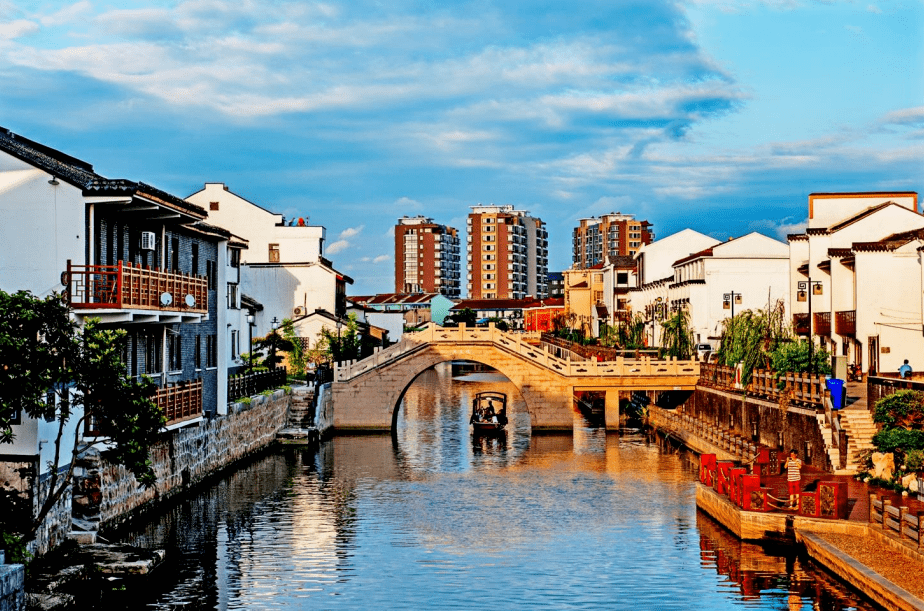 长泾镇地处江阴市东南部,古名"东舜城",是吴文化的发祥地之一,境内