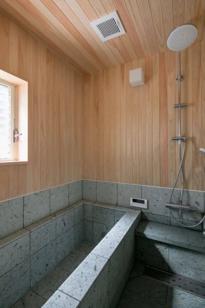 一体式的砖砌浴缸打扫起来非常方便,内置了保温系统,可以延长泡澡时间