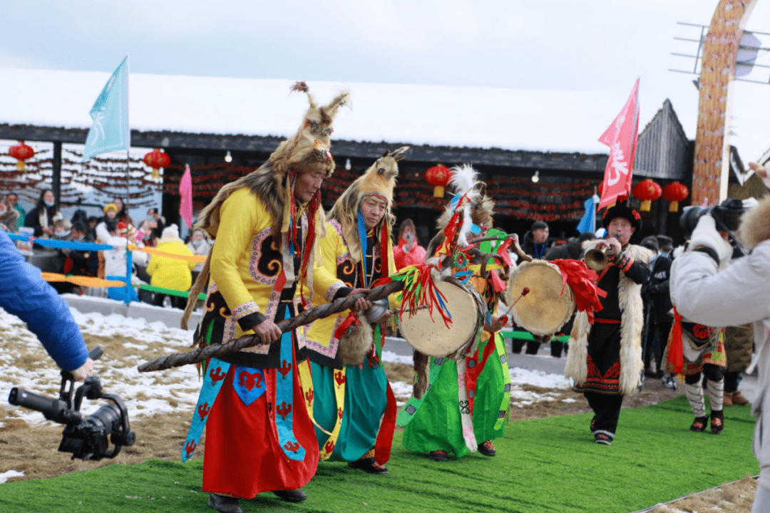 羌族歌舞节目轮番上演,让游客尽情领略了独具羌族特色的民俗文化风情