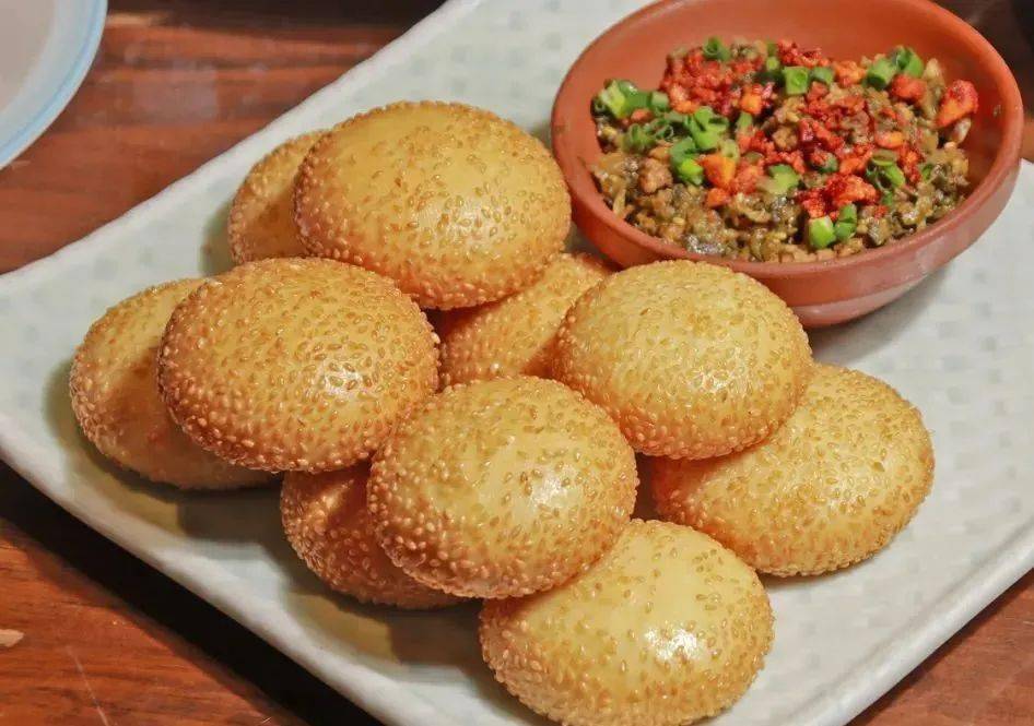 圆丢丢的空心馍炸至金黄色,看上去都食欲大增