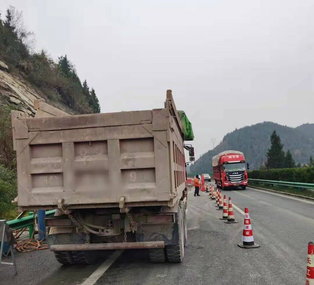 一渣土車上高速