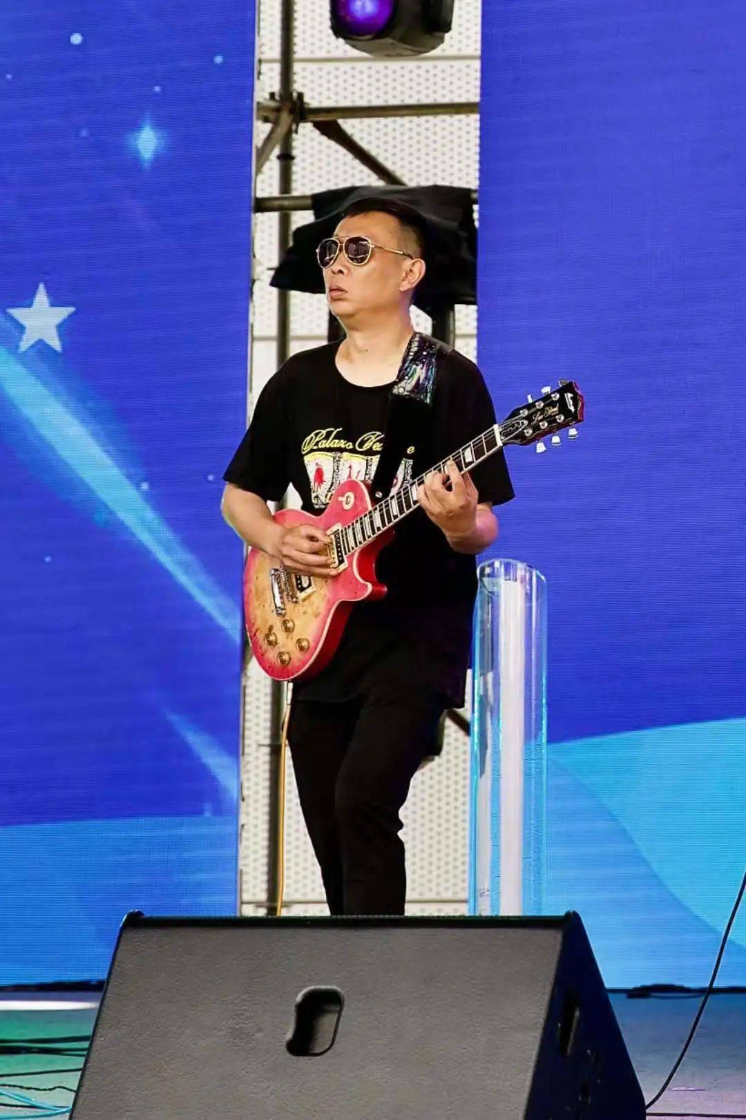 徐军刚,全职音乐人,吉他手,贝斯手,现代弦乐讲师.