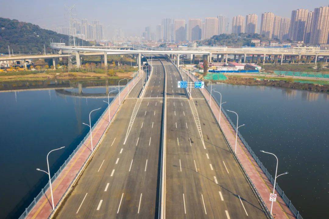 一早我们去龙阳湖看仙女