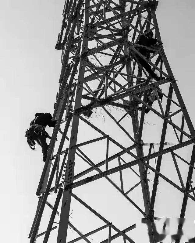 工人们爬上高高的铁塔
