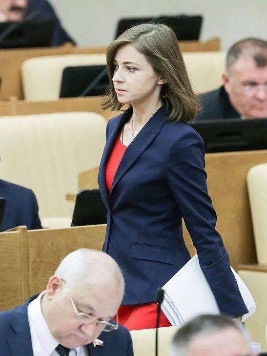 每个班里总有一个衣着大胆的女生_娜塔莉亚·波