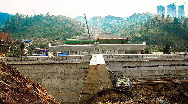 是小河嘴片区规划中南抵达州至开江快速通道,横贯小河嘴片区和雷音铺