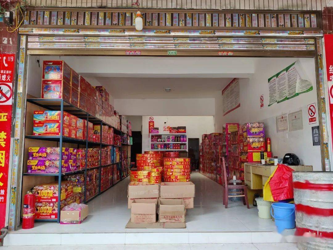 经营烟花爆竹相关规定他们都是无证经营的,数量比较多,安全隐患较大.