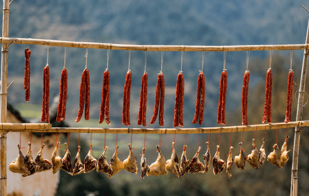 年关将至你家的香肠晒起没有今年攀枝花装香肠的价格是