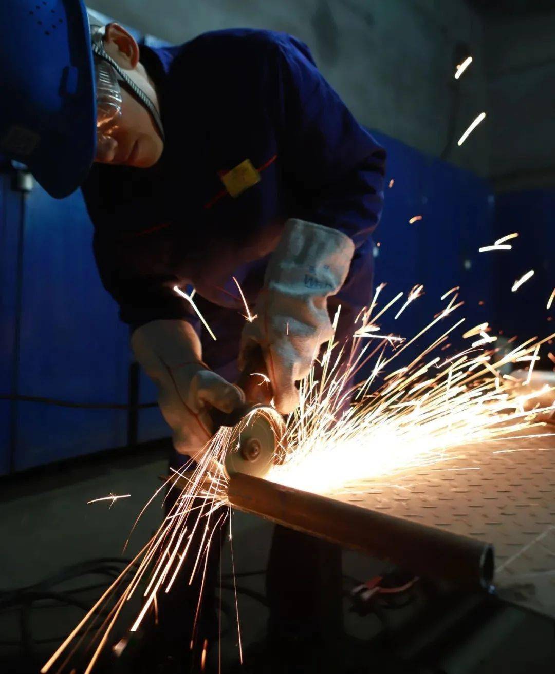 电花飞溅铸匠心