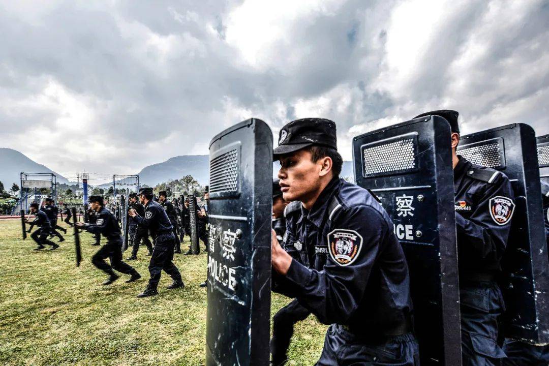 我为cop15做贡献震撼来袭昆明特警开展反恐防暴处突演练