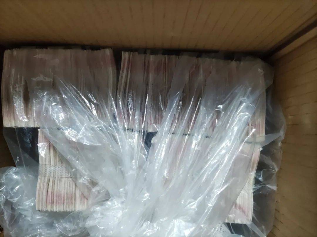 失主正在焦急等待宋师傅连忙带着这箱现金赶往南湾派出所将40万现金物