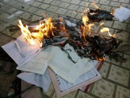 家长怒烧作业本,这回真的"火了"!