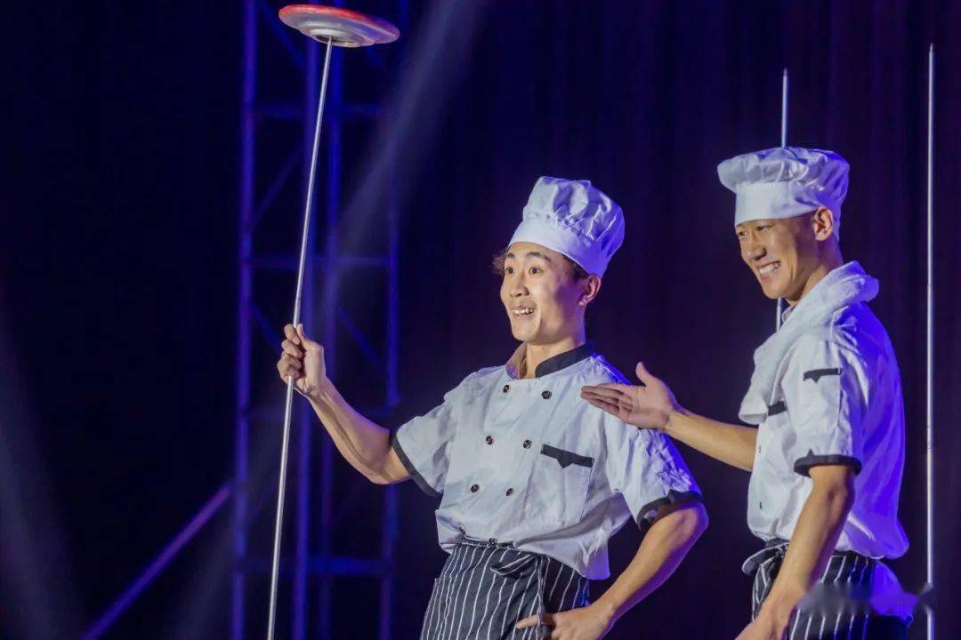 杂技《快乐厨师》来自青岛文化馆的节目这是谁?看上去有点眼熟!瞅瞅.
