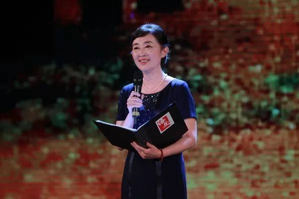中央广播电视总台央广资深播音员主持人,中国播音主持金话筒奖获得者