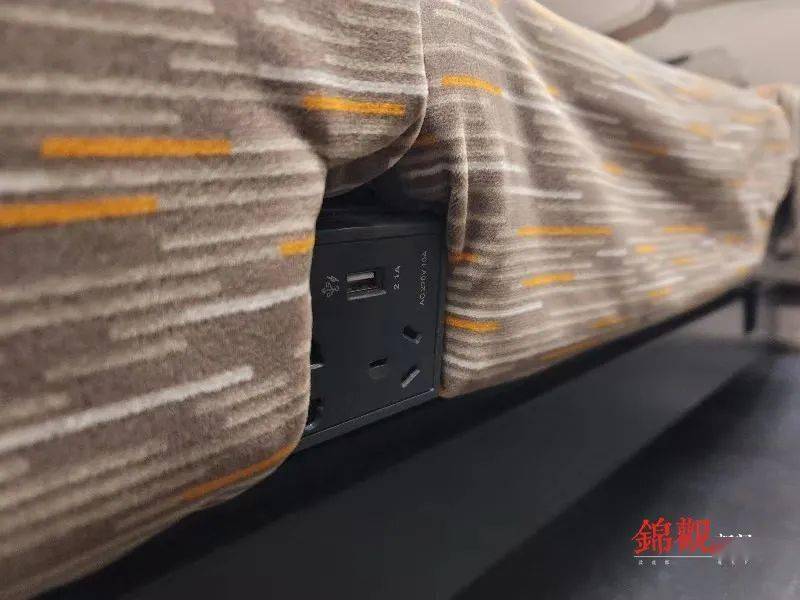 而在两个座位的中间坐在座位上,相比以往的和谐号动车组座位在二等座