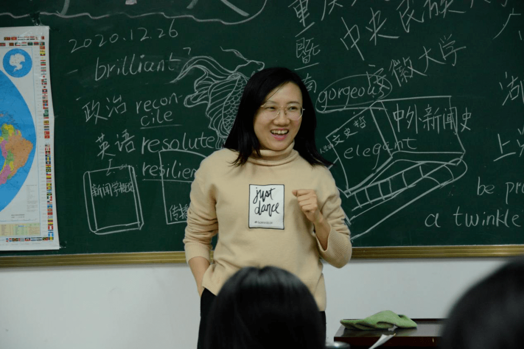 雷圆媛老师给考研学子们送上蛋糕,并祝愿同学们考研成功.