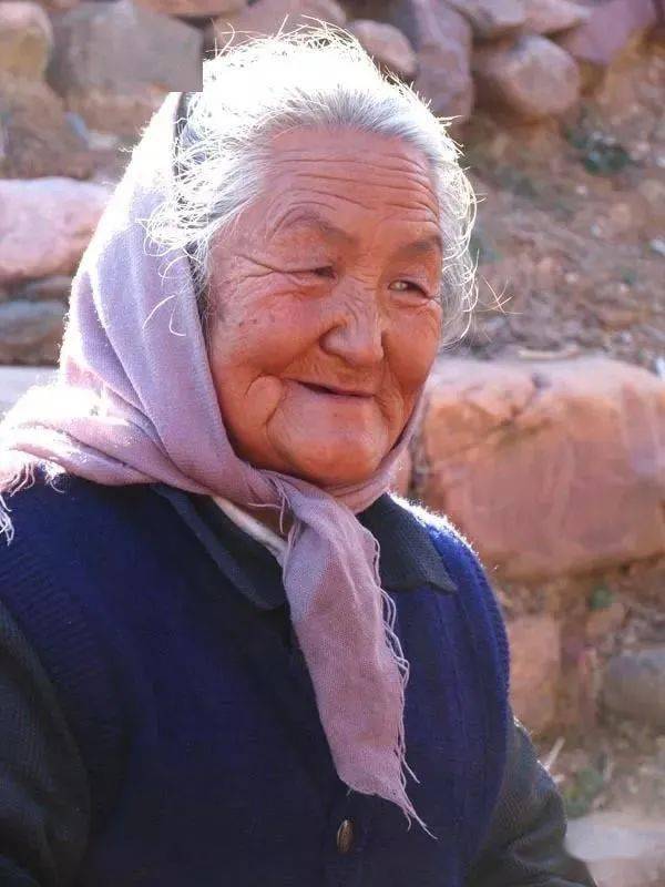 老太太话里含金