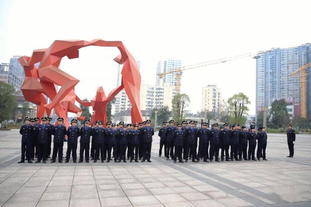 一群人正在进行军事列队训练在武胜县人民广场