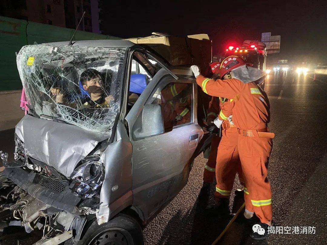 可怕潮惠高速普寧往機場方向司機開夜車高速路上釀車禍