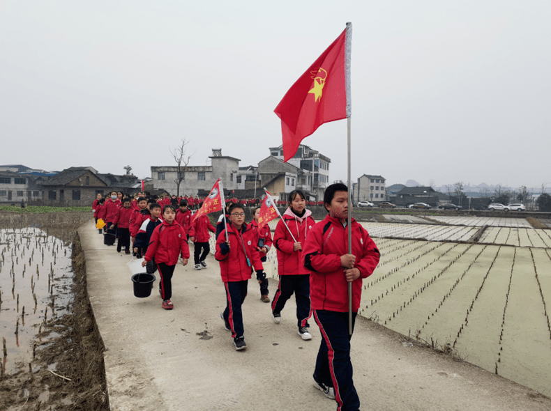 在老师的带领下,中心小学的同学们兴高采烈的来到旧州镇草芦坪村.