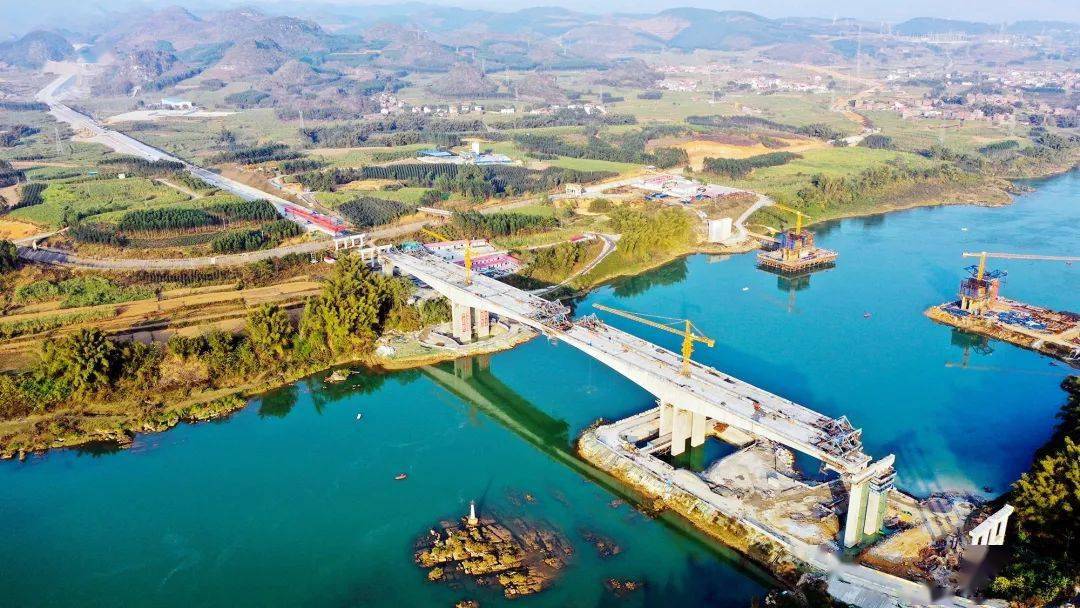 攻坚提速柳州经合山至南宁高速公路龙马红水河特大桥右幅主桥顺利合龙