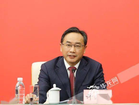 重庆市科技局党委书记,局长许洪斌回答问题.