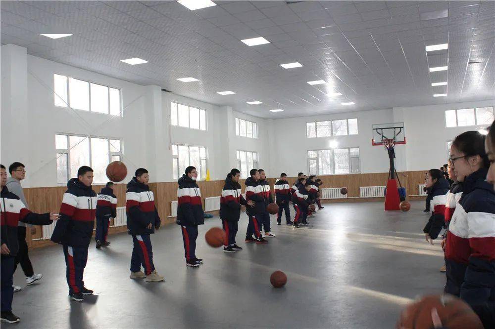 亚桥中学精品恒山校丨外教课搬进篮球场