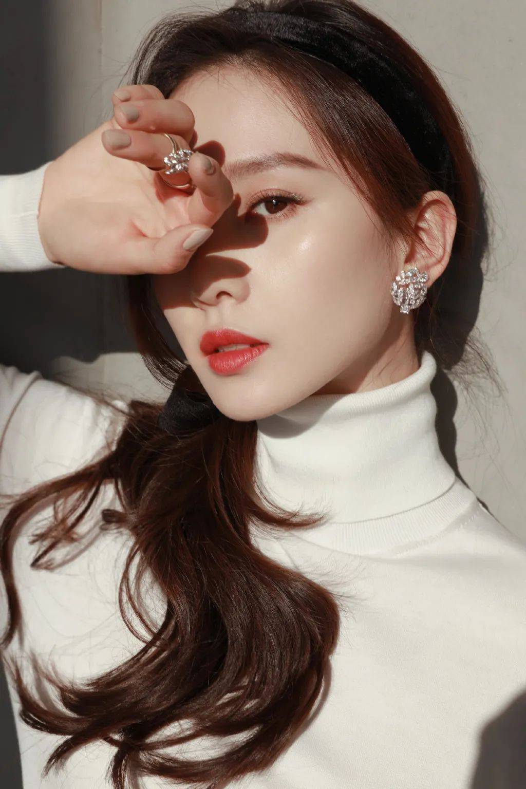 谁火跟谁玩还扬言自己是大美女这位35岁少女又想凹豪门人设