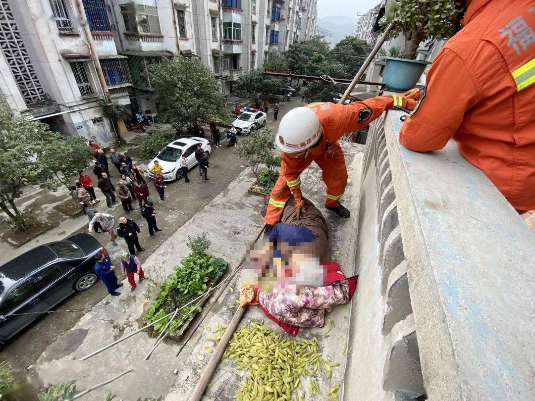 人从楼上摔死的图片图片