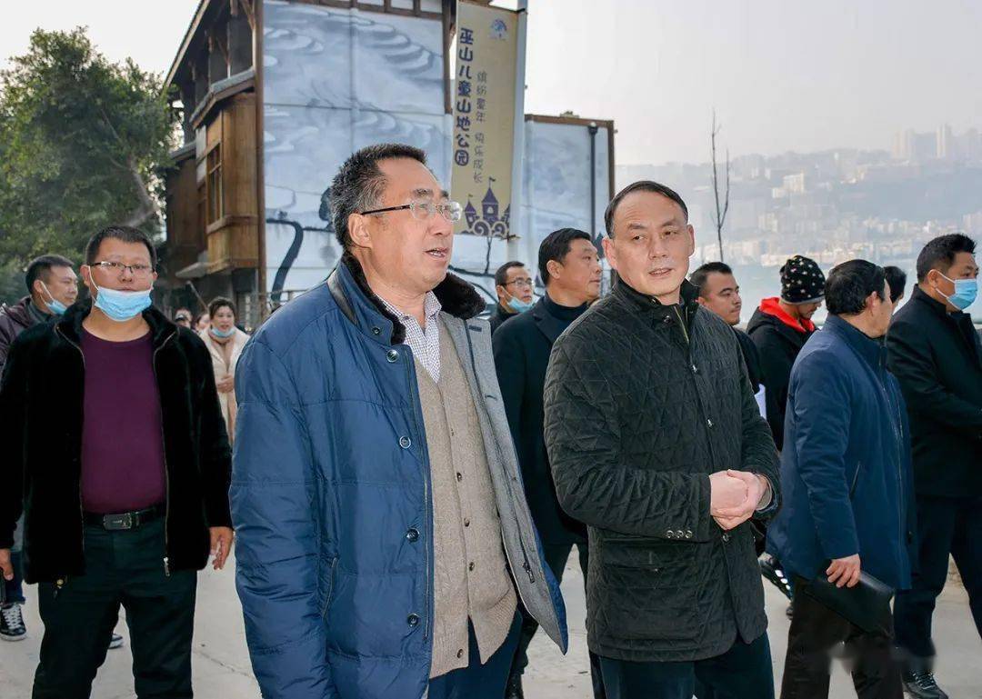 投资打造民宿,特色餐饮,手工作坊等项目,陶元等当地企业家在考察现场