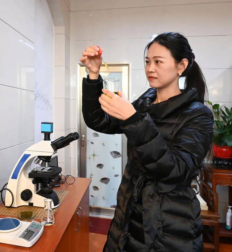 近日,在一间个人工作实验室内,广东省劳模吴凤英一