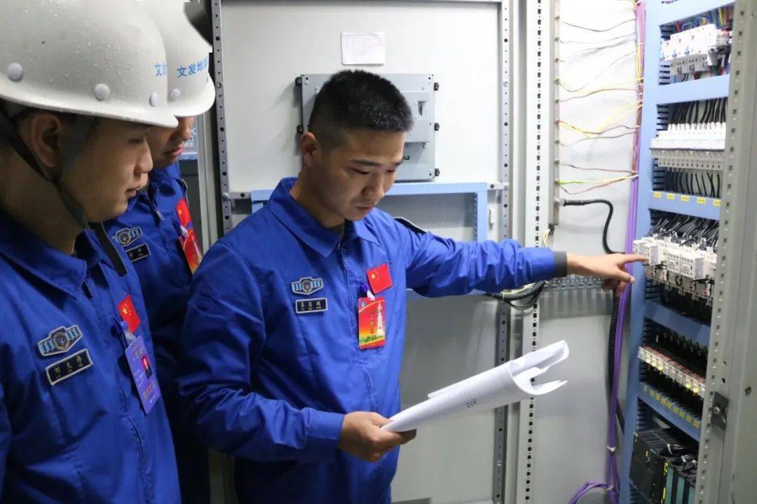 蔡国鹏(右一)正在检查线路 (图片由刘可新拍摄)为