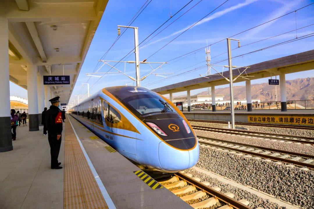 "列车驶过由中铁二十一局建设的三十里铺双线特大桥银西高铁位于宁夏