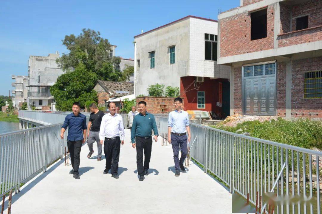 ",石角圩居民黄海胜在人大代表座谈会上高兴地说.