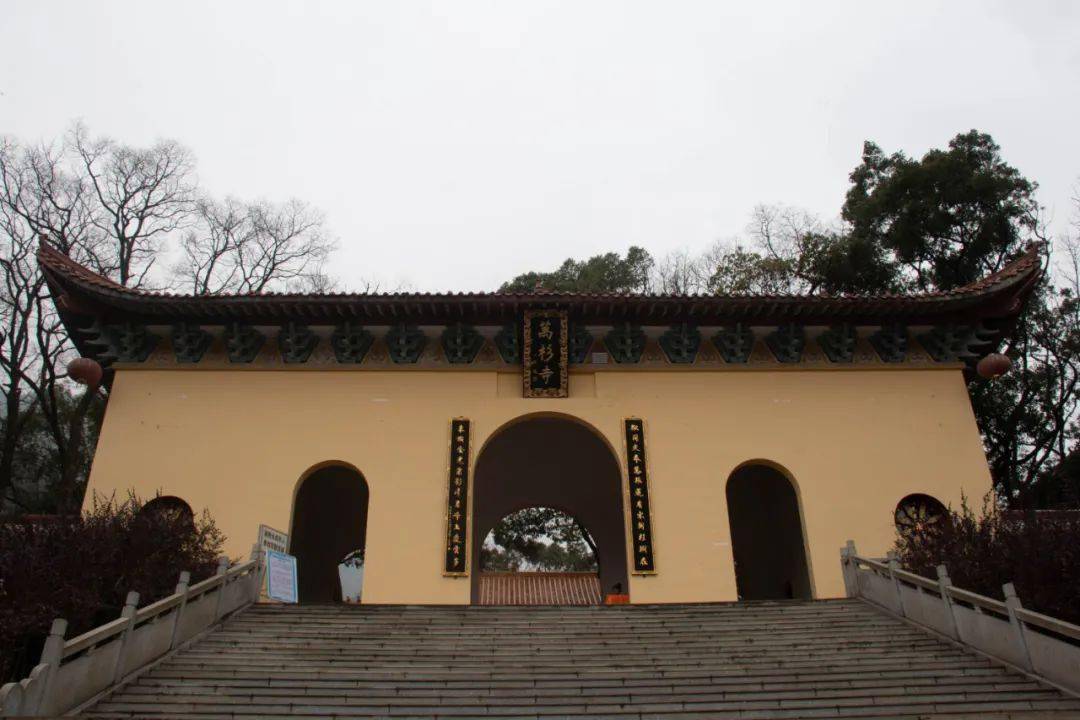 整寺建筑依山势而建,坐落在风景秀丽的庐山庆云峰下庐山万杉寺也是