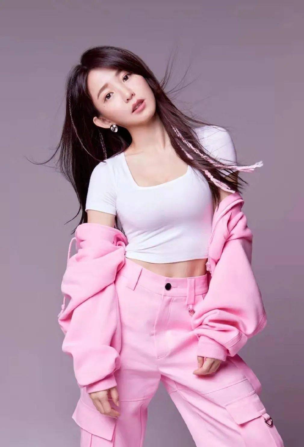 胸大的女生穿衣有法避开这几点教你穿出高级范儿