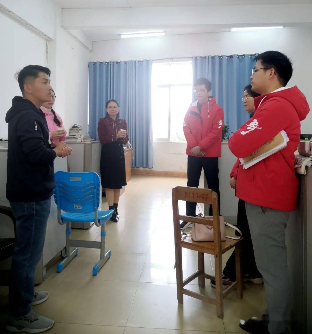 学科备考经验自主交流03在崇文楼高三教室,武鸣高中的领导,教师们深入