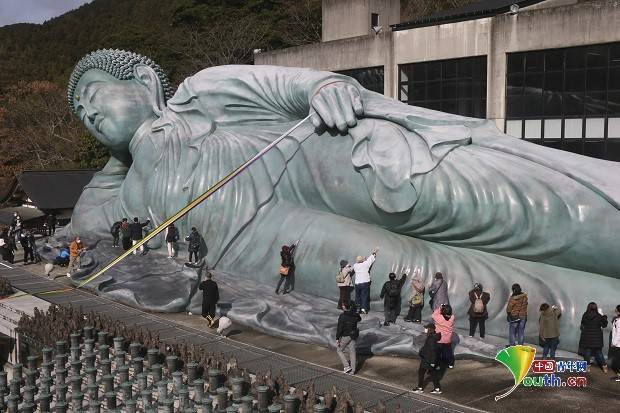 日本南蔵院为世界最大青铜卧佛“大扫除”