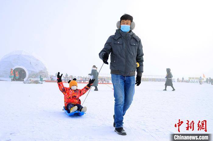 新疆博斯腾湖大河口景区开园 游客探寻“冰雪奇缘”享欢乐盛宴