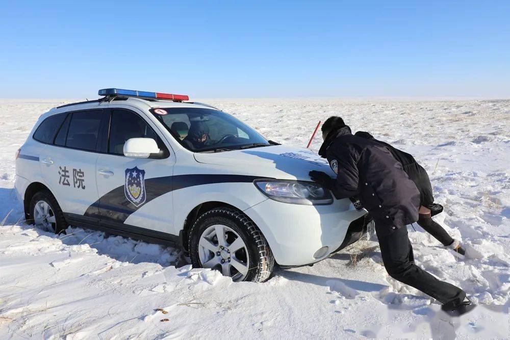 锡盟 东苏旗法官办案遭雪困 牧民支援 用骆驼
