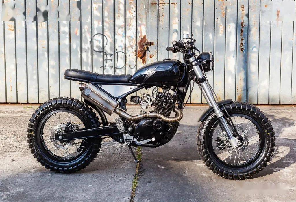 更平直的坐垫,将它打造成了一台有些scrambler和tracker风格的摩托车