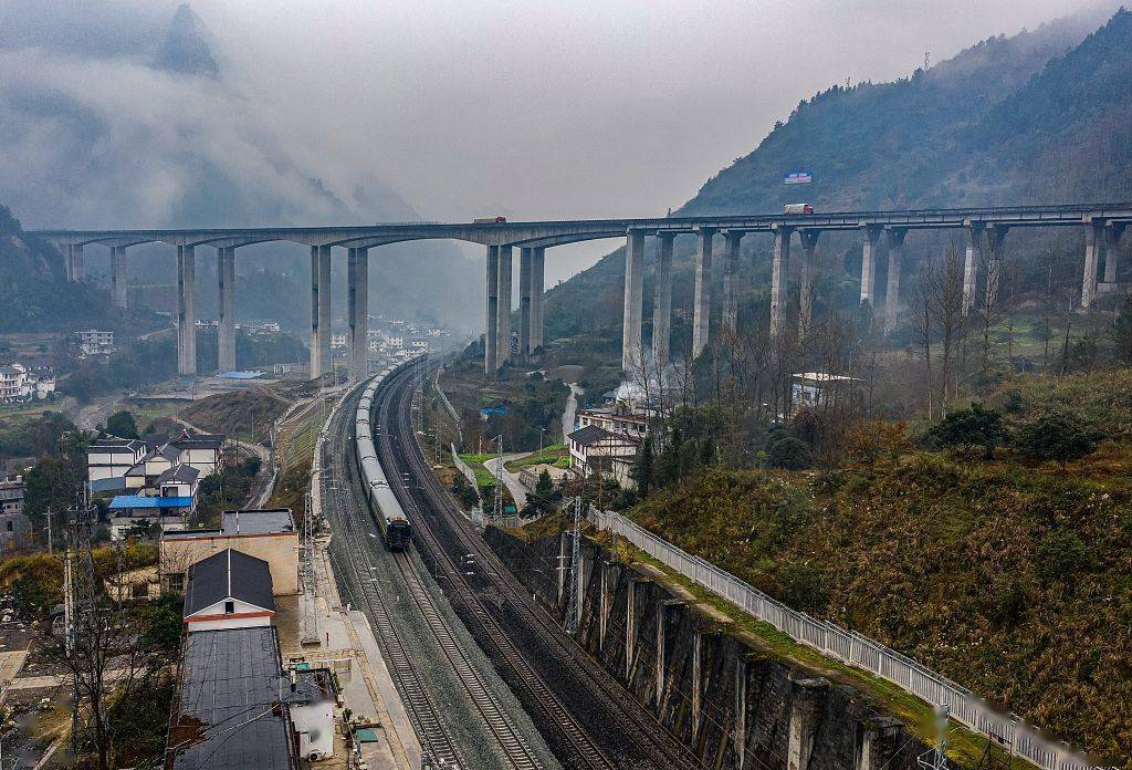 重庆武陵山区致富铁路渝怀复线建成通车