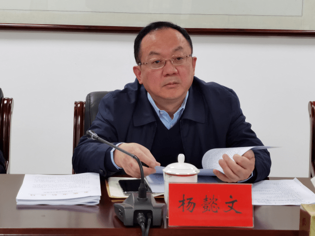 杨懿文在市信访局接访时强调把人民群众满意做为信访工作的出发点和