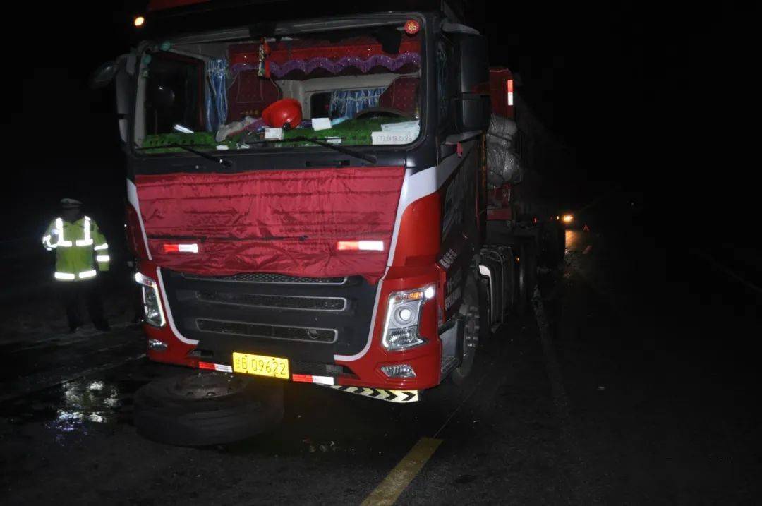 张掖一辆半挂车轮胎脱落后留路上,"连坑"两车!