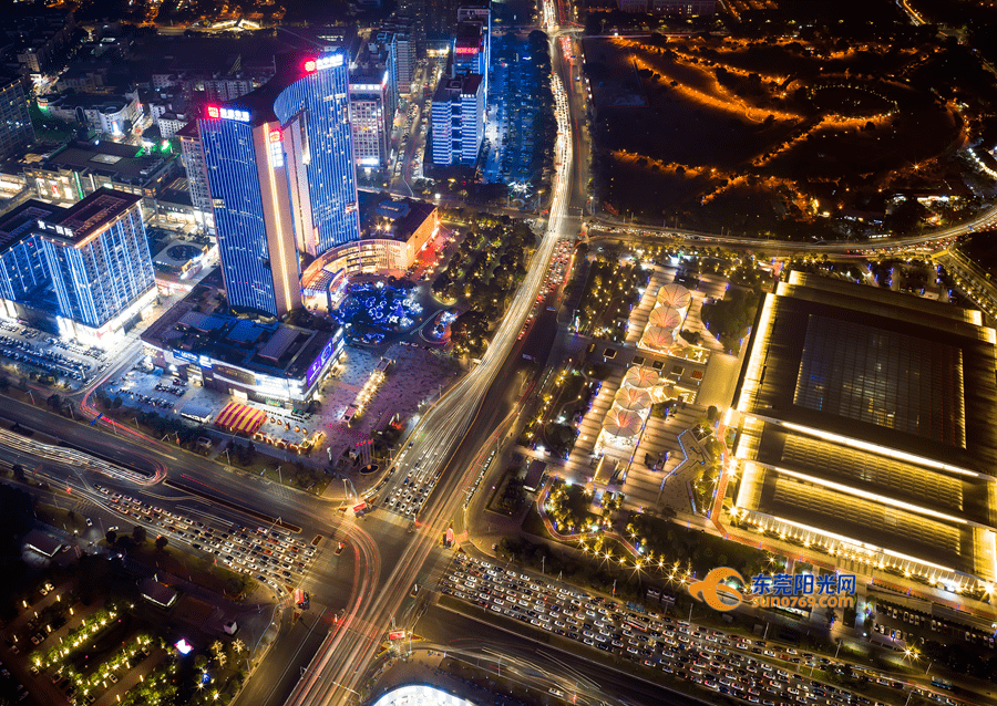 鸿福路口车流滚滚(涂涛 摄)