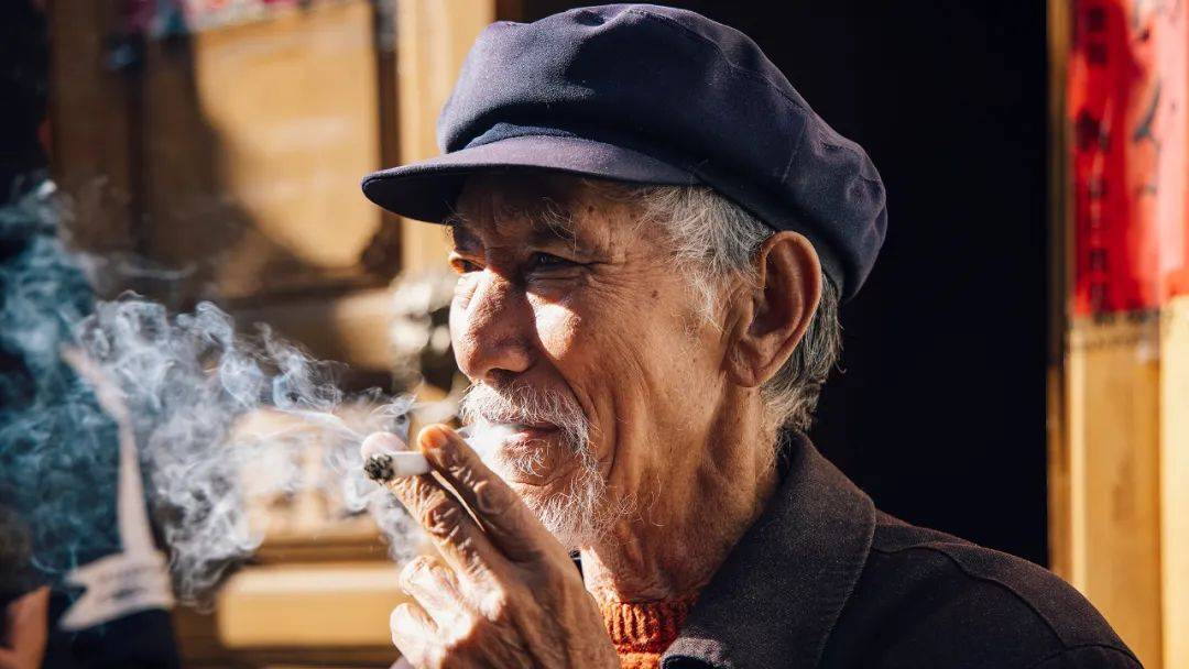 树在,山在,大地在,岁月在,蹲在门口抽一根手卷烟,最是惬意.