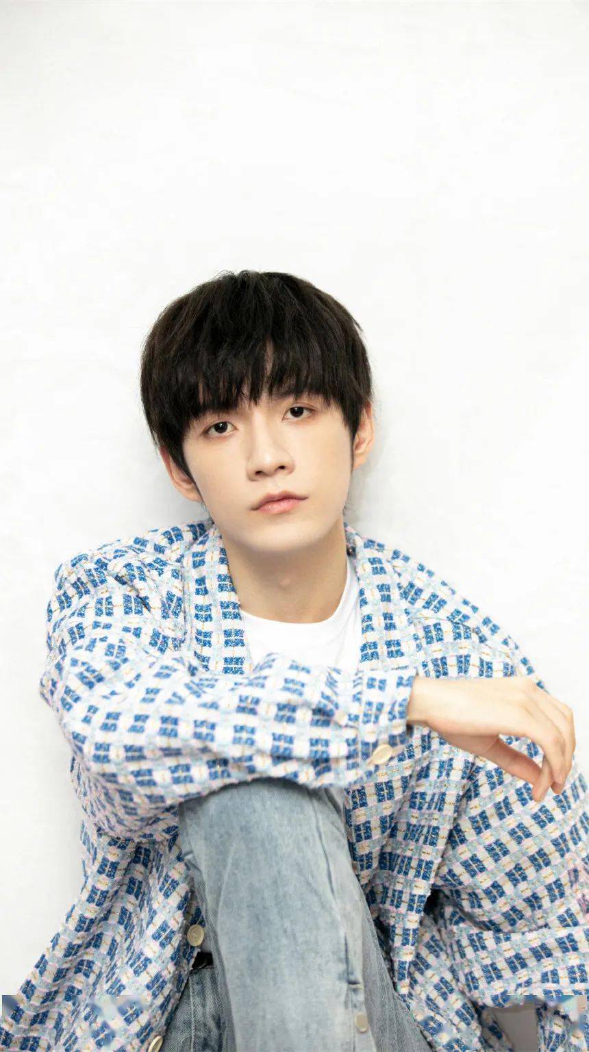 手机壁纸r1se张颜齐