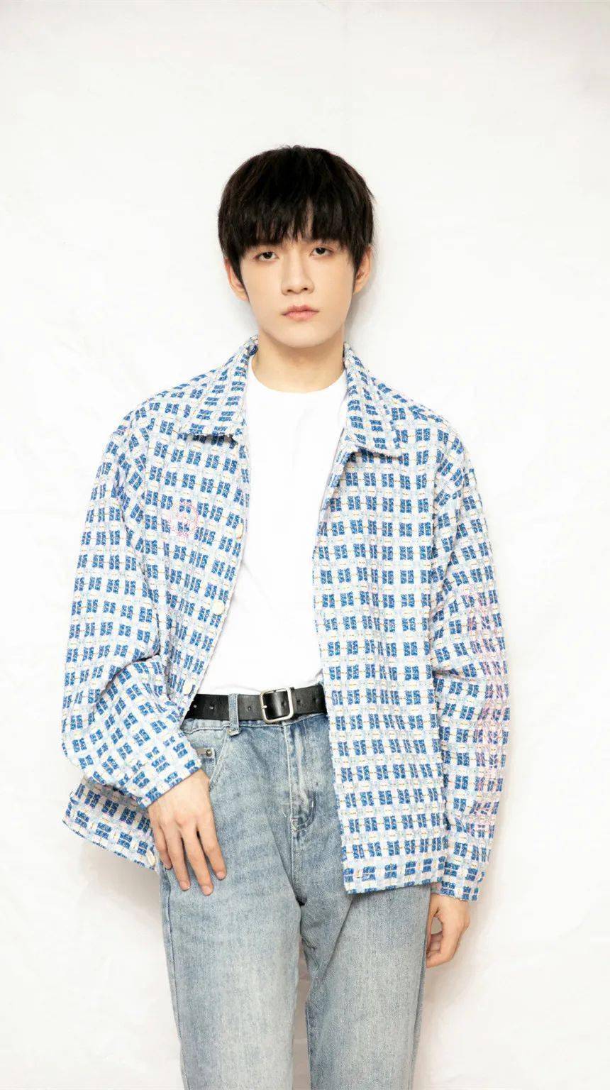 手机壁纸r1se张颜齐