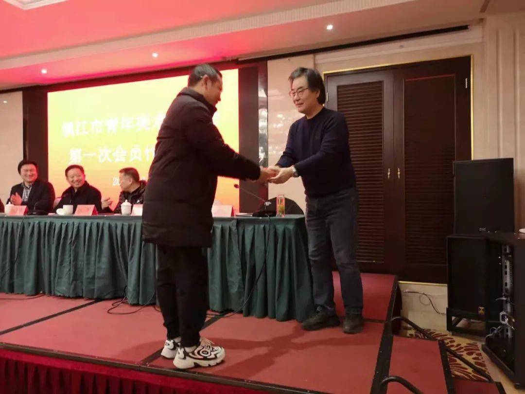 丁奕宣读徐州市和泰州市青年美术家协会的贺信