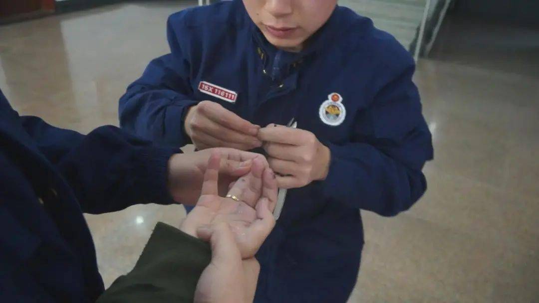 戒指卡手 小学生机智求助消防员_救援
